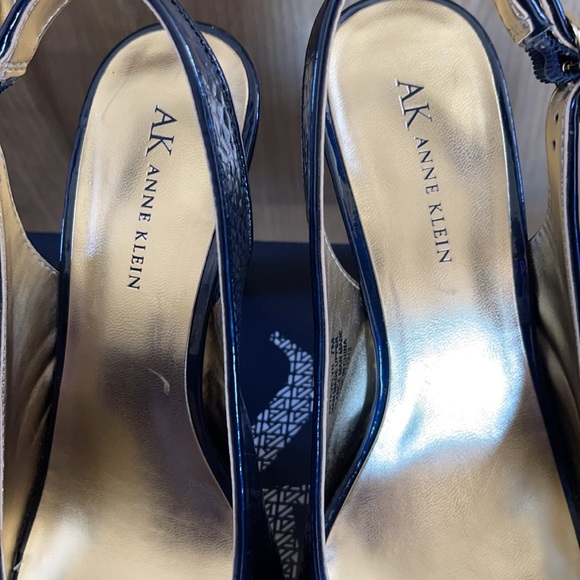 Gorgeous Anne Klein Ladies Heels…Navy Blue Patent w/ gold accent .. - Picture 5 of 9